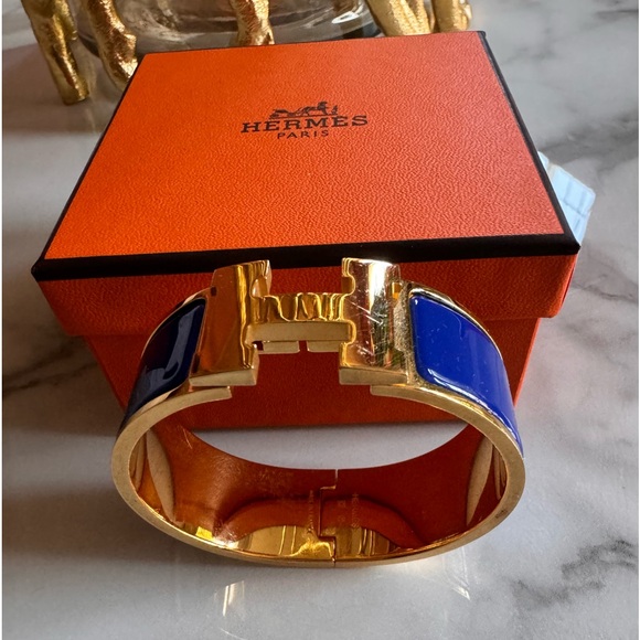 HERMES
Enamel Wide Clic Clac H
Bracelet PM Bleu Indigo - Picture 8 of 11